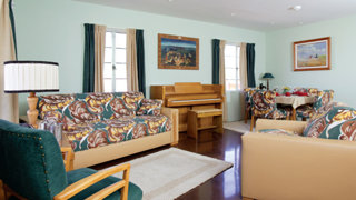 Το καθιστικό και η τραπεζαρία της κατοικίας του Λ. Ρον Χάμπαρντ στο Φίνιξ, αναπαλαιωμένα πλήρως με όλα τα έπιπλα, τα υφάσματα και τα έργα τέχνης στην αρχική μορφή που είχαν όταν ζούσε εδώ και διεξήγαγε την έρευνά του για το ανθρώπινο πνεύμα.