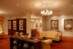 Το 1956, η πρώην κατοικία του Τζορτζ Μπέρναρντ Σω, η οικία Φίτζροϊ, έγινε έδρα των εργασιών του Λ. Ρον Χάμπαρντ και των γραφείων του Διεθνούς Συνδέσμου των Scientologist στο Λονδίνο.
